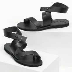 IRIS Πέδιλα δερμάτινα ίσια με ιδιαίτερο κούμπωμα - Μαύρο 9 IRIS Πέδιλα δερμάτινα ίσια με ιδιαίτερο κούμπωμα - Μαύρο -Σανδάλια κατάστημα dermatina isia pedila me idiaitero koumpwma 91018 w4w3