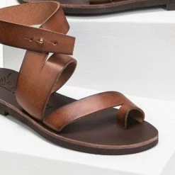 IRIS Πέδιλα δερμάτινα ίσια με ιδιαίτερο κούμπωμα - Καφέ 11 IRIS Πέδιλα δερμάτινα ίσια με ιδιαίτερο κούμπωμα - Καφέ -Σανδάλια κατάστημα dermatina isia pedila me idiaitero koumpwma 91019 3jyf