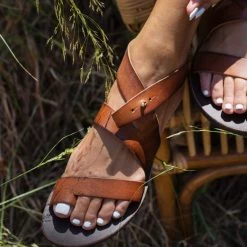 IRIS Πέδιλα δερμάτινα ίσια με ιδιαίτερο κούμπωμα - Καφέ 17 IRIS Πέδιλα δερμάτινα ίσια με ιδιαίτερο κούμπωμα - Καφέ -Σανδάλια κατάστημα dermatina isia pedila me idiaitero koumpwma 91019 so6k