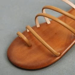 IRIS Σανδάλια δερμάτινα με λεπτά λουράκια - Ταμπά -Σανδάλια κατάστημα dermatina sandalia me lepta lourakia 93397 j9km