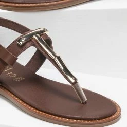 Πέδιλα Estil δερμάτινα με μέταλλο - Καφέ 8 Πέδιλα Estil δερμάτινα με μέταλλο - Καφέ -Σανδάλια κατάστημα estil dermatina flat pedila me metallo 90908 202s