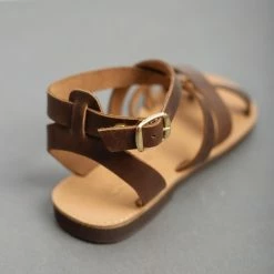 Πέδιλα δερμάτινα Estil με χιαστί σχέδιο - Καφέ 13 Πέδιλα δερμάτινα Estil με χιαστί σχέδιο - Καφέ -Σανδάλια κατάστημα estil dermatina isia pedila me xiasti sxedio 93565 hozc