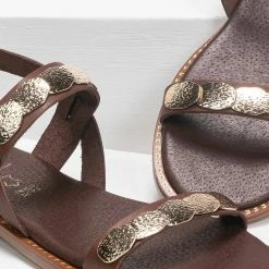Πέδιλα δερμάτινα Estil με μεταλλικά στοιχεία - Καφέ 8 Πέδιλα δερμάτινα Estil με μεταλλικά στοιχεία - Καφέ -Σανδάλια κατάστημα estil dermatina pedila me metallika stoixeia 90922 hzsk