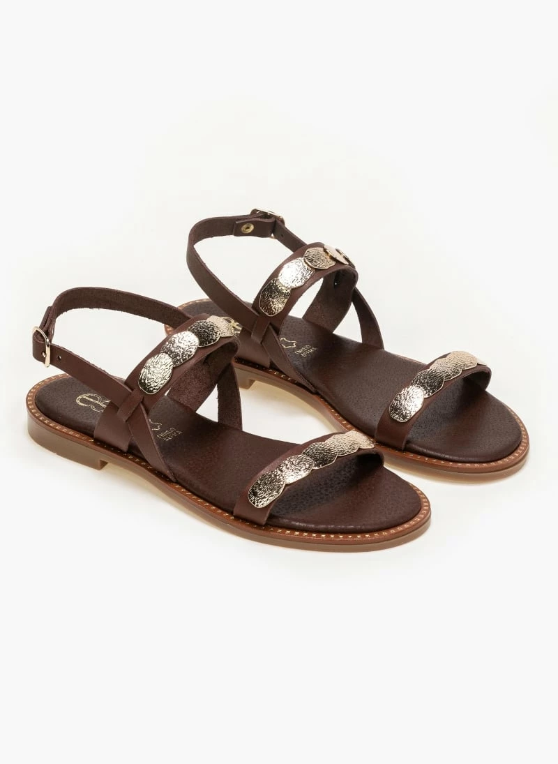 Πέδιλα δερμάτινα Estil με μεταλλικά στοιχεία - Καφέ 3 Πέδιλα δερμάτινα Estil με μεταλλικά στοιχεία - Καφέ
