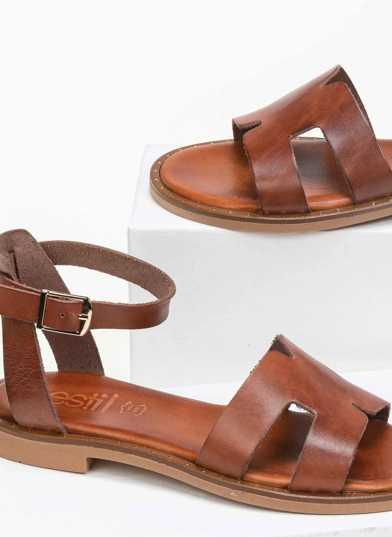 Σανδάλια δερμάτινα Estil με ανοίγματα στη φάσα - Ταμπά 3 Σανδάλια δερμάτινα Estil με ανοίγματα στη φάσα - Ταμπά