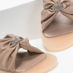 The Fashion Project Σανδάλια φλατ με Strass διακοσμητικό - Μπεζ 8 The Fashion Project Σανδάλια φλατ με Strass διακοσμητικό - Μπεζ -Σανδάλια κατάστημα flat sandalia me strass diakosmitiko 90279 226r