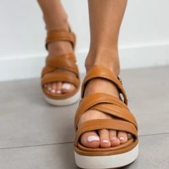 Flatform δερμάτινα πέδιλα CARMELA 68418 - Κάμελ