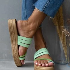 Flatforms δερμάτινα TFP με λοξό Strass λουράκι - Βεραμάν -Σανδάλια κατάστημα flatforms dermatina tfp me lokso strass louraki 105851 j2ts