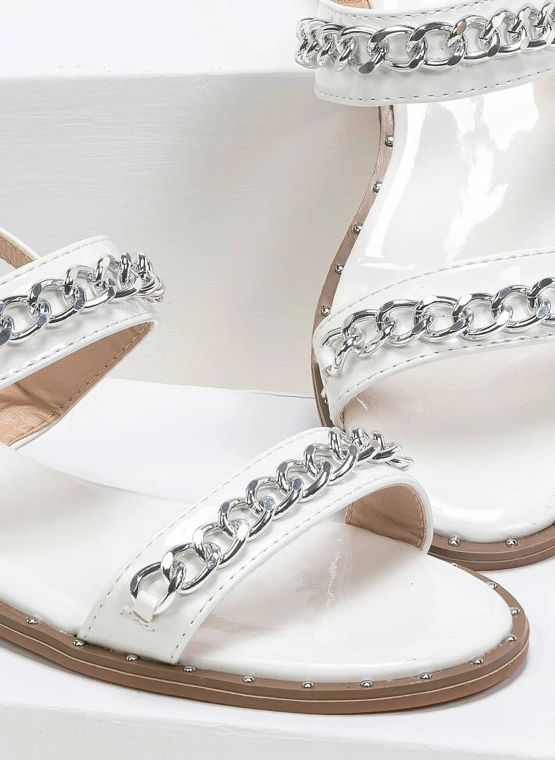 The Fashion Project Πέδιλα λουστρίνι φλατ με αλυσίδα - Λευκό 5 The Fashion Project Πέδιλα λουστρίνι φλατ με αλυσίδα - Λευκό - Image 3