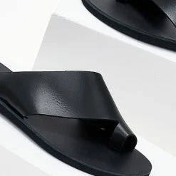 Σανδάλια δερμάτινα IRIS με λοξή φάσα - Μαύρο 10 Σανδάλια δερμάτινα IRIS με λοξή φάσα - Μαύρο -Σανδάλια κατάστημα sandalia dermatina iris me loksi fasa 104003 mymt