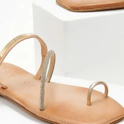 Σανδάλια δερμάτινα IRIS με μεταλλική λεπτομέρεια - Χρυσό 11 Σανδάλια δερμάτινα IRIS με μεταλλική λεπτομέρεια - Χρυσό -Σανδάλια κατάστημα sandalia dermatina iris me metalliki leptomereia 105386 kx0m