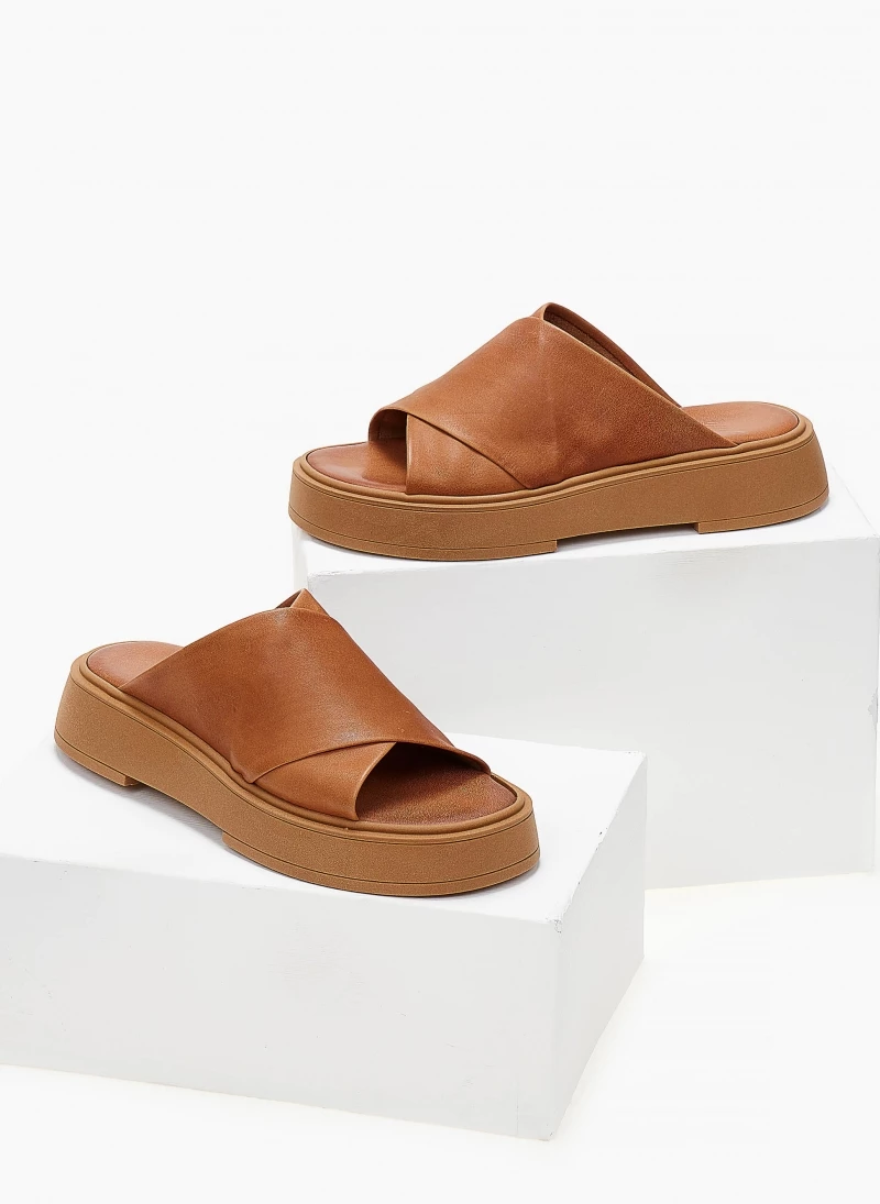 Σανδάλια δερμάτινα IRIS με χιαστί φάσες - Ταμπά 7 Σανδάλια δερμάτινα IRIS με χιαστί φάσες - Ταμπά - Image 5