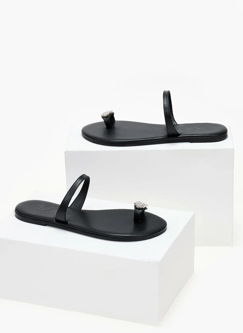 IRIS Σανδάλια δερμάτινα με Strass στο δάκτυλο - Μαύρο 7 IRIS Σανδάλια δερμάτινα με Strass στο δάκτυλο - Μαύρο - Image 5