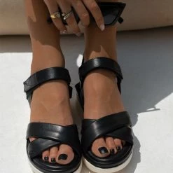 Σανδάλια με Sporty σόλα CARMELA 68596 - Μαύρο -Σανδάλια κατάστημα sandalia me sporty sola carmela 68596 104279 irsi