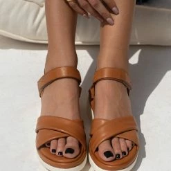 Σανδάλια με Sporty σόλα CARMELA 68596 - Κάμελ -Σανδάλια κατάστημα sandalia me sporty sola carmela 68596 104280 e1mc