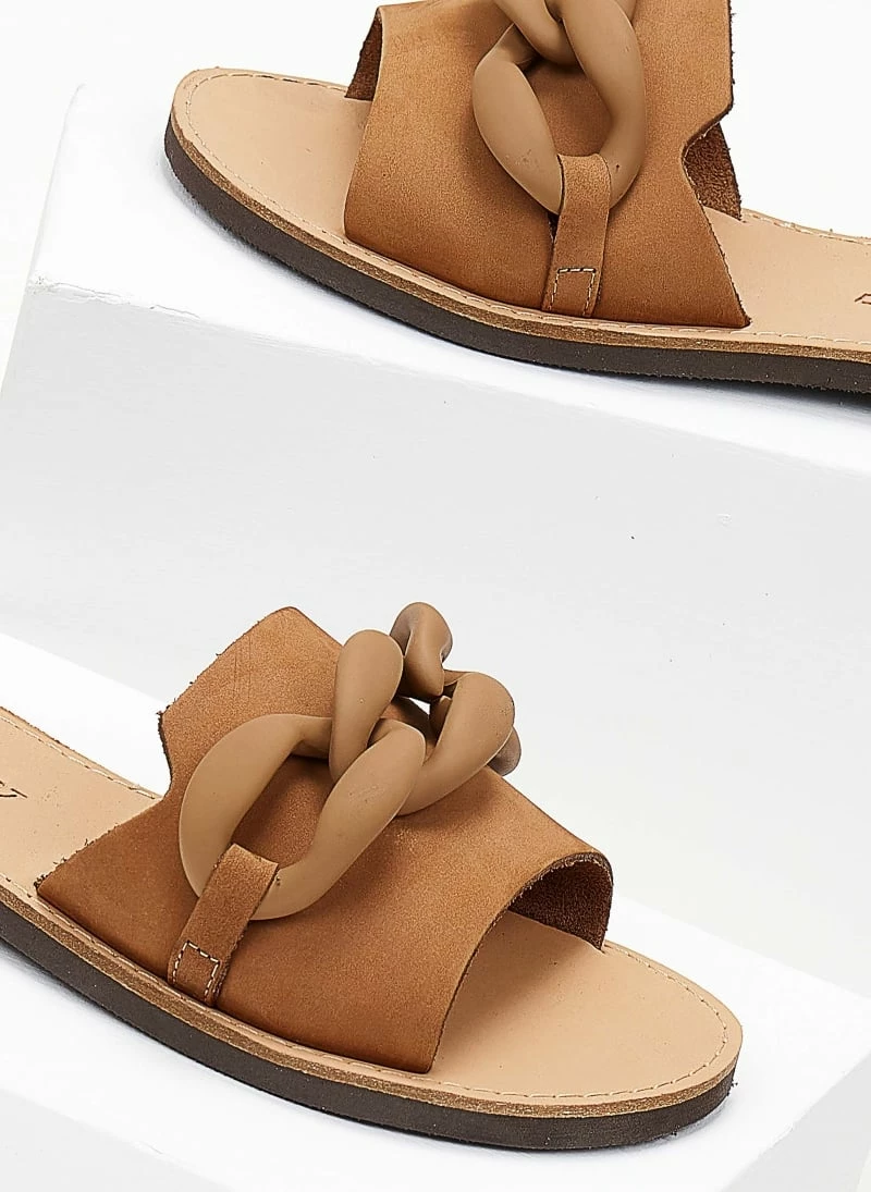 Σανδάλια Nubuck Estil με ματ κοκάλινη αλυσίδα - Πούρο 4 Σανδάλια Nubuck Estil με ματ κοκάλινη αλυσίδα - Πούρο - Image 2